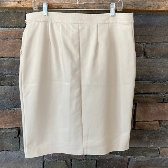 St. John Sport Skirt - Picture 5 of 12
